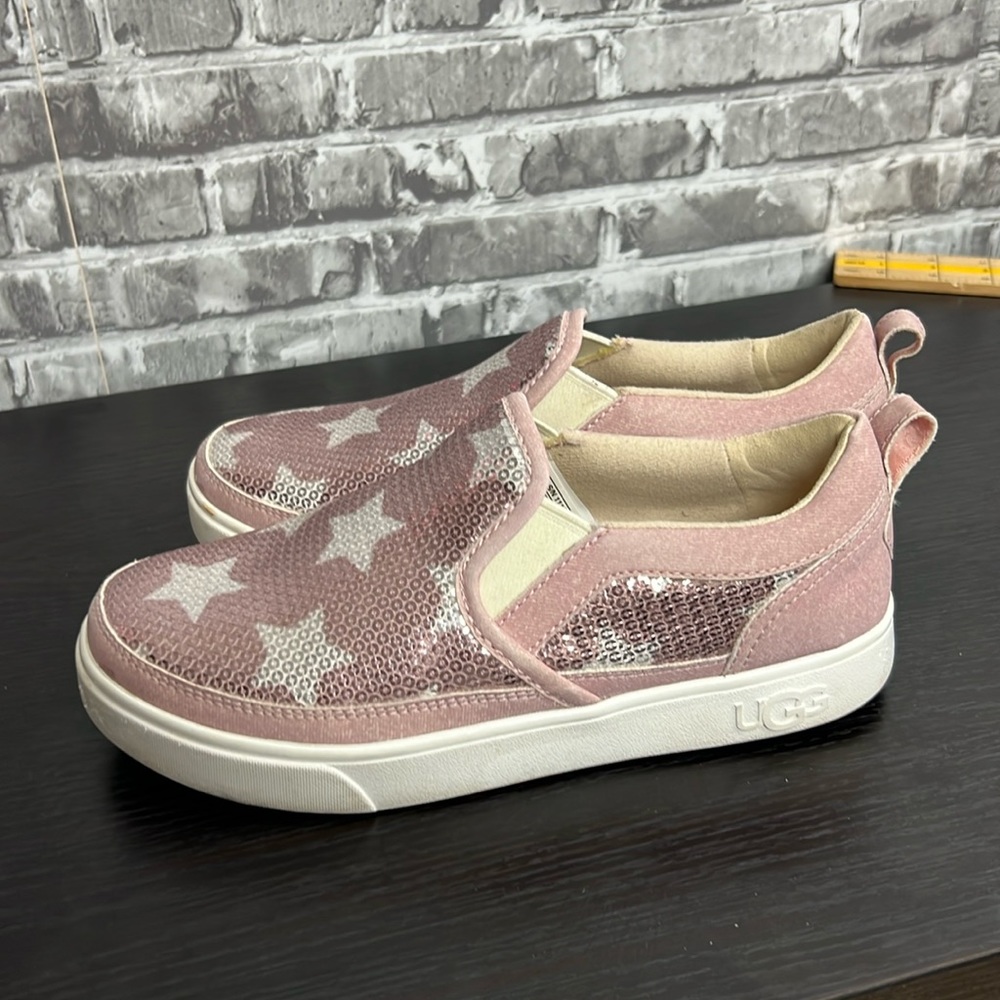 UGG‎